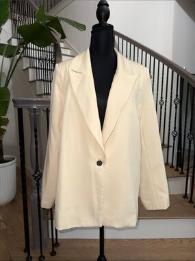Oversize PrettyLittleThing Classic Cream Single-Button Women's Blazer (size 6)